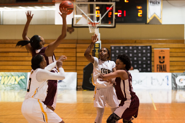 Saint Mary&rsquo;s Huskies tops cross-town rival Dalhousie Tigers 71-57