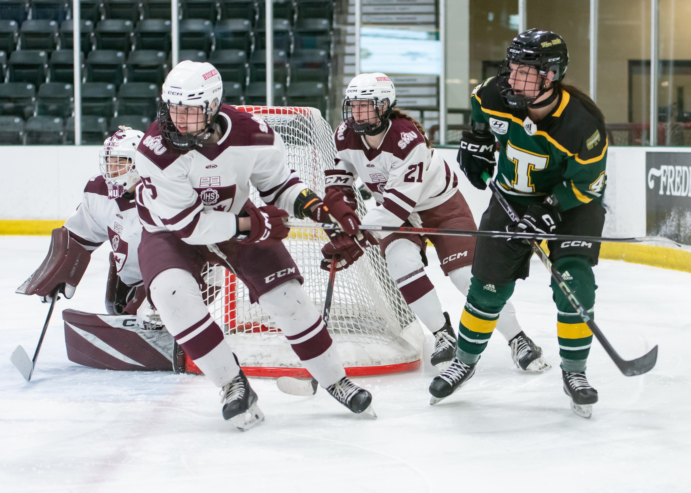 Tommies defeat Huskies 2-1 to finish regular season