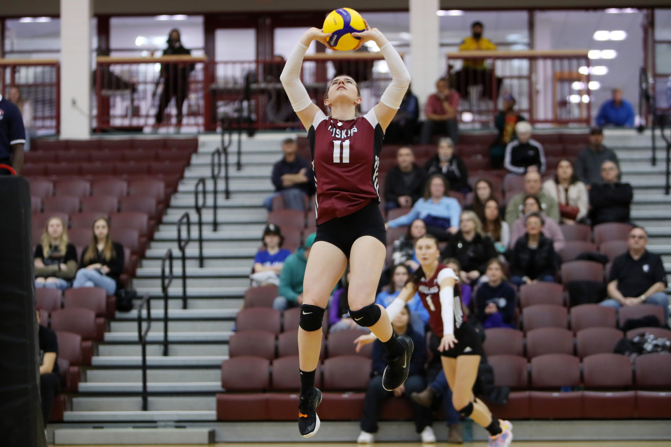 Huskies win sixth straight, defeating Sea-Hawks in straight-sets