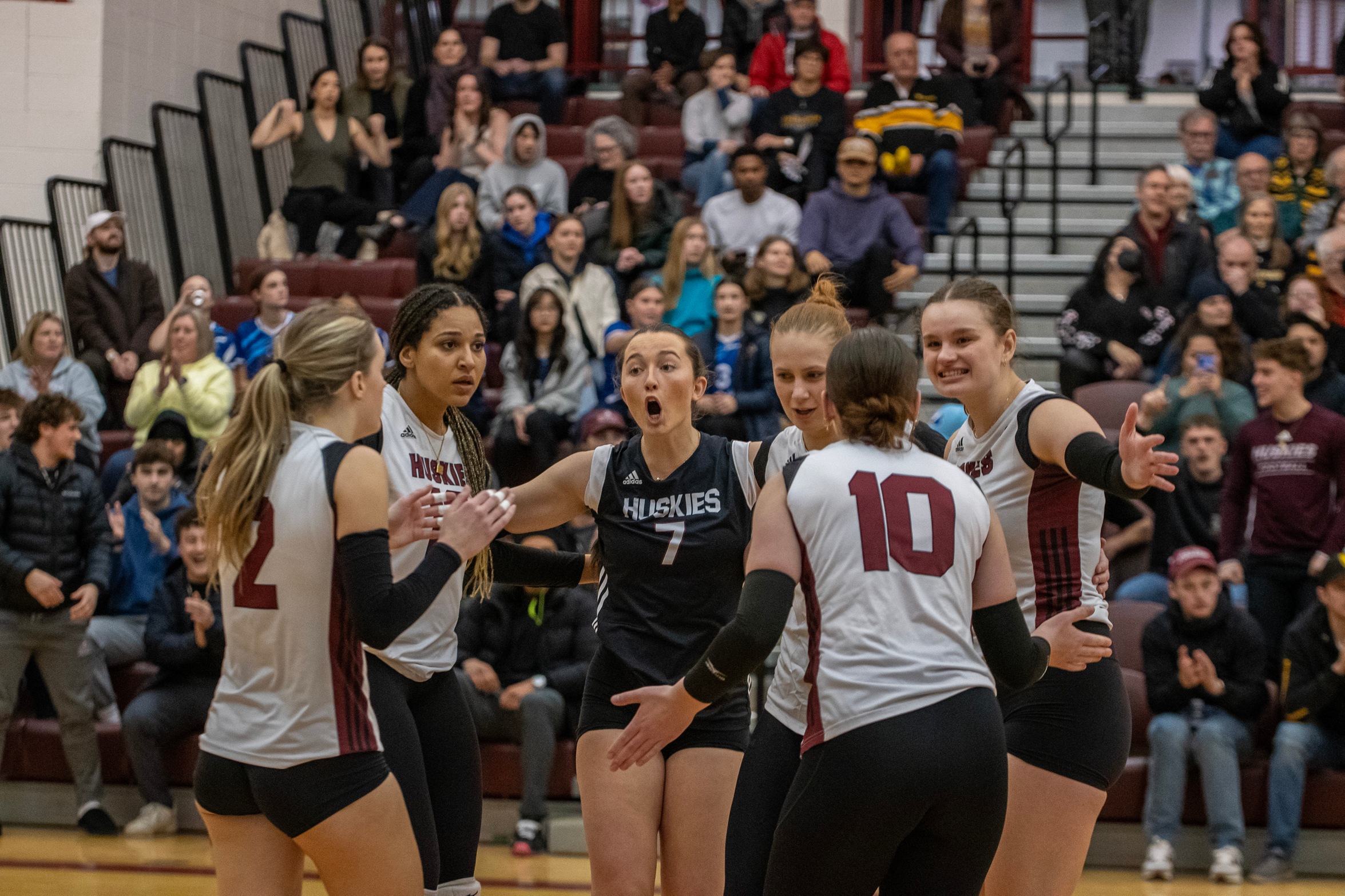 Huskies defeat Tigers in four sets