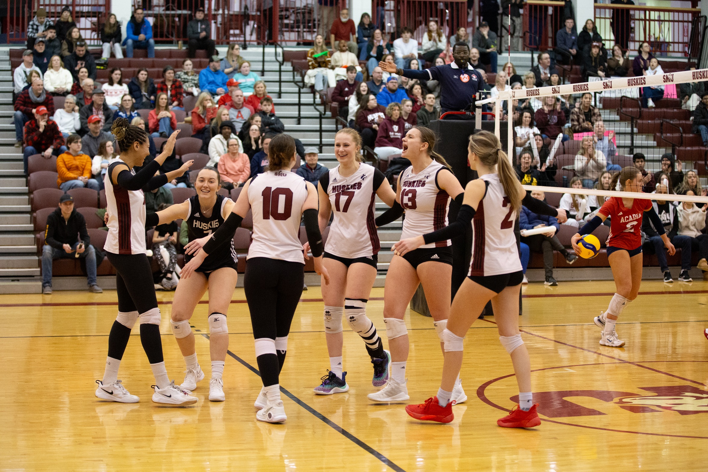 Huskies finish regular season with four set win over Axewomen