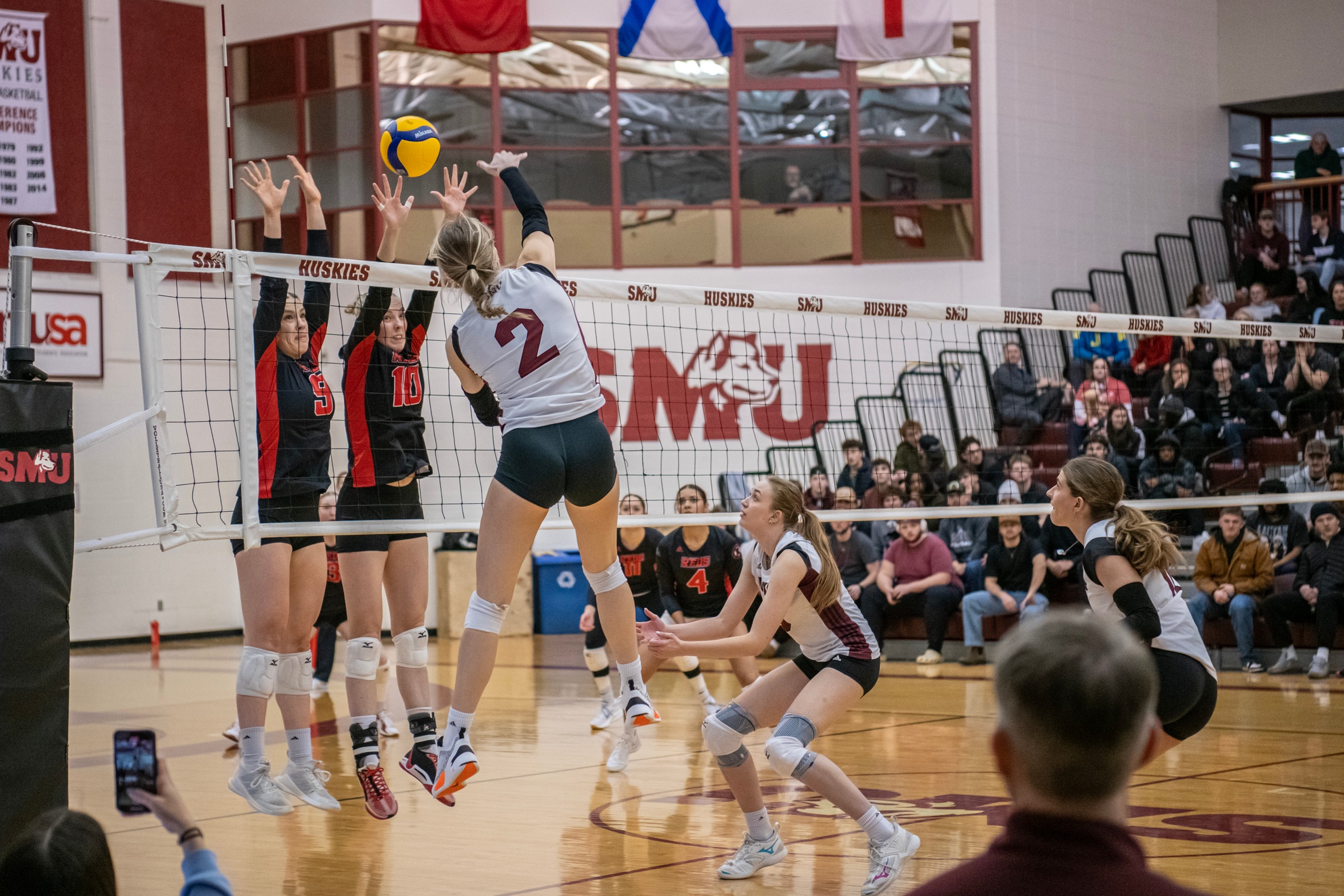Huskies sweep REDS for fourth straight win