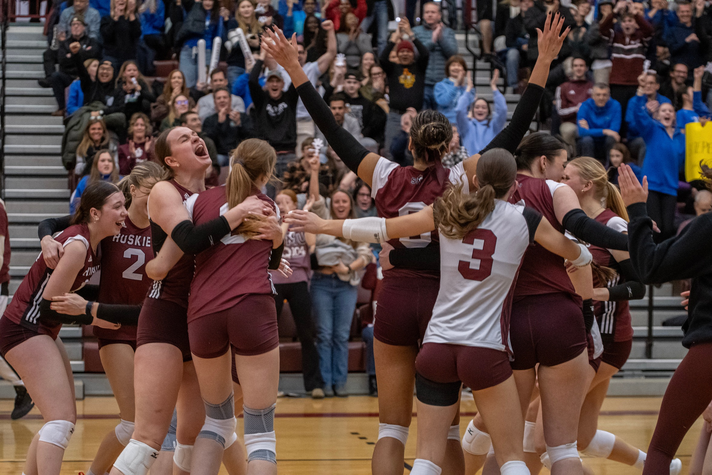 Huskies defeat REDS in five set thriller, advance to AUS Finals