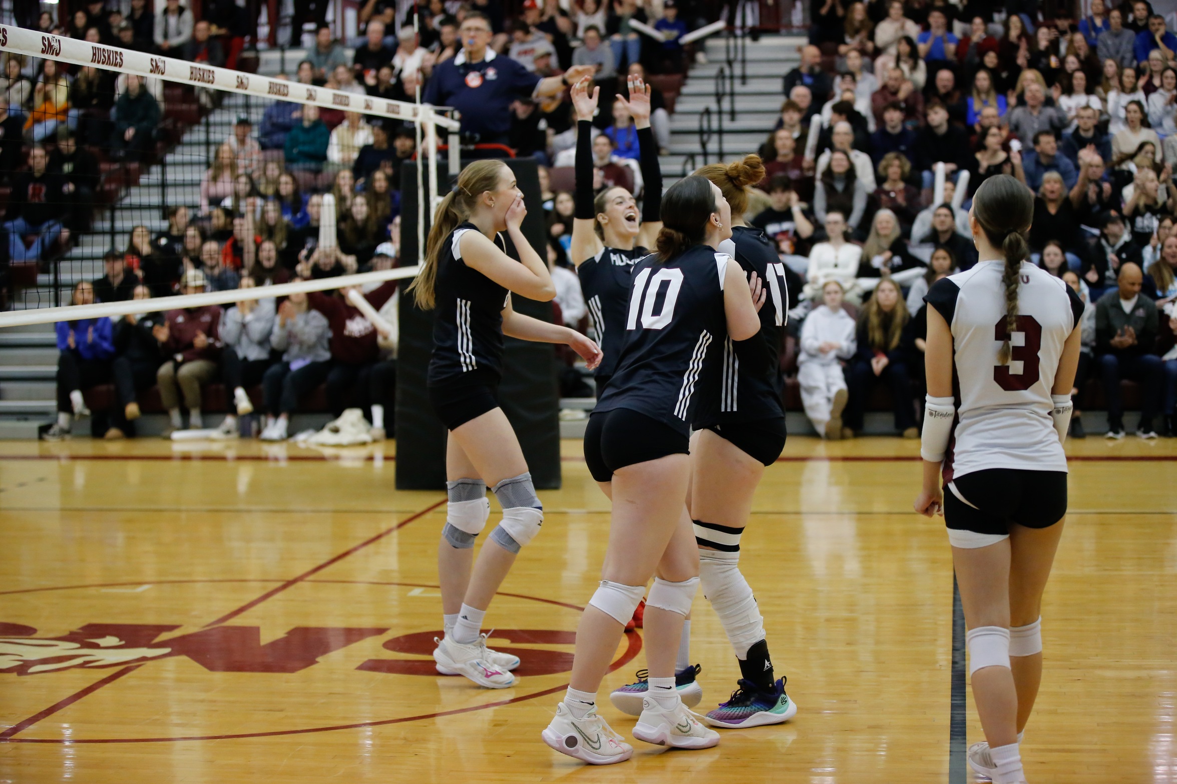 Huskies defeat REDS in straight sets, force decisive game three of AUS Semifinal